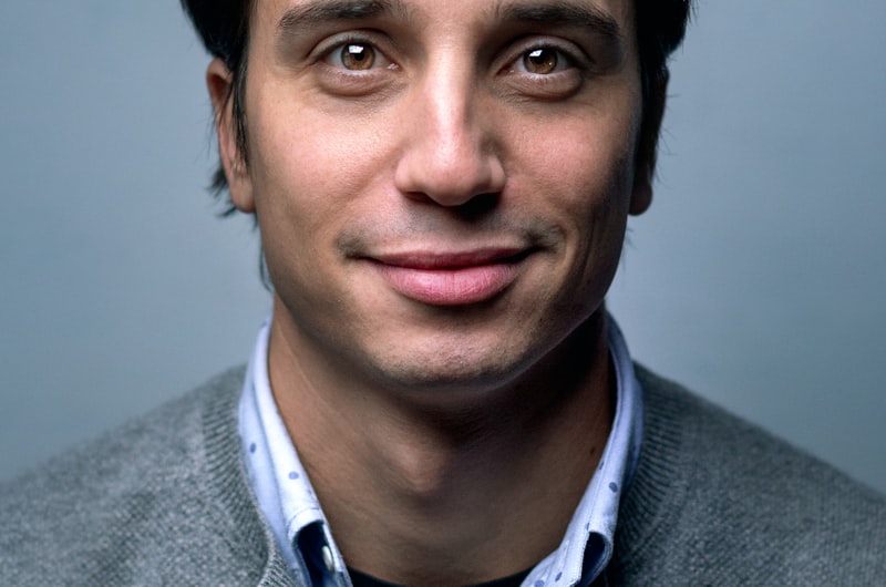 "Op mijn 13e zag ik een YouTube-video. Op mijn 18e had ik borstimplantaten. De therapeut zei bij het eerste gesprek al dat ik transgender was." — Abel Garcia